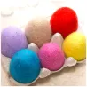 œufs de Pâques colorés, œufs en feutre dans une boîte à œufs, feutre