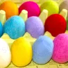 œufs de Pâques colorés, œufs en feutre dans une boîte à œufs, feutre