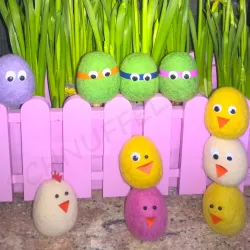 Uova di feltro, uova di Pasqua colorate infeltrite, Montessori bambino
