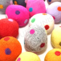 Uova con punti, uova Pasqua colorate infeltrite, Montessori bambino
