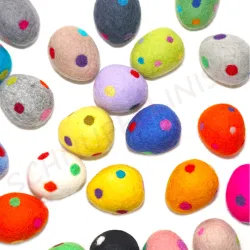 Uova con punti, uova Pasqua colorate infeltrite, Montessori bambino