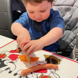 Bambini con coltello di legno, bambini coltello la frutta