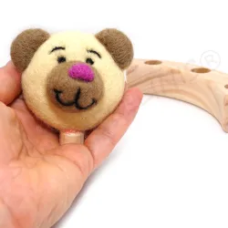 Teddybär aus Filz, Geburtstagsring Stecker auf Holzzapfen, Holzring