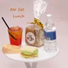 Set da pranzo per gnomi, bevanda, bottiglia, panino, formaggio e toast