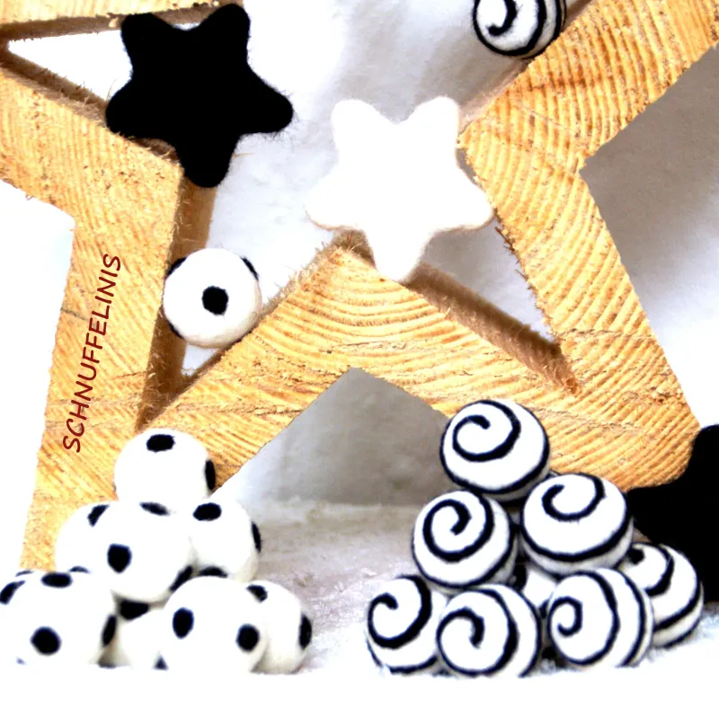 palline di feltro bianco e nero, Baby Mobile fai da te, collane palline di feltro bianco e nero, Baby Mobile fai da te, collane