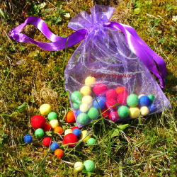Felt balls ground basic colours 4 sizes mix 80pcs.