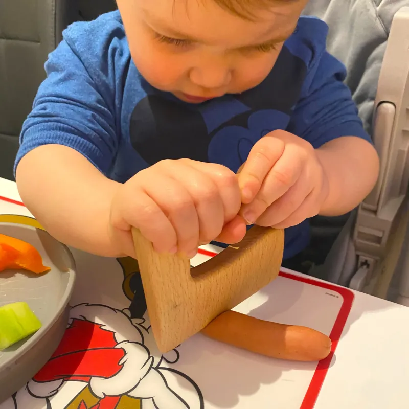 Bambini con coltello di legno, bambini coltello la frutta Montessori