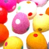 Uova con punti, uova Pasqua colorate infeltrite, Montessori bambino