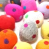 Uova con punti, uova Pasqua colorate infeltrite, Montessori bambino