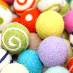 Felt balls spring 2.5cm/1" mix