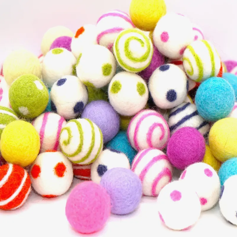 Palline di feltro primaverili ed estive in un mix colorato con spirali Palline di feltro primaverili ed estive in un mix colorato con spirali