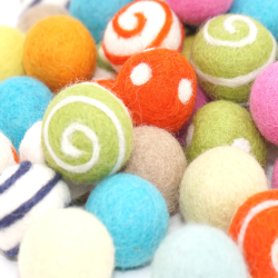 Felt balls 3sizes mix happy