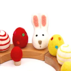 Lapin de Pâques, rouge orange jaune Oeufs pâques d'anniversaire feutre