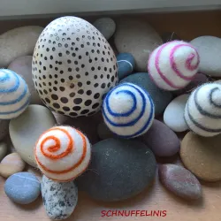 Uova di Pasqua con spirali di feltro