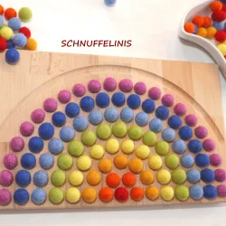 Lavagna da colorare in legno, palline di feltro arcobaleno