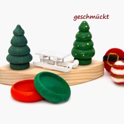 Tannenbäume aus Holz geschmückt