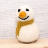 Schneemann weizengelber Schal Geschenkanhänger