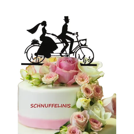 Décoration du gâteau de mariage pour les mariés